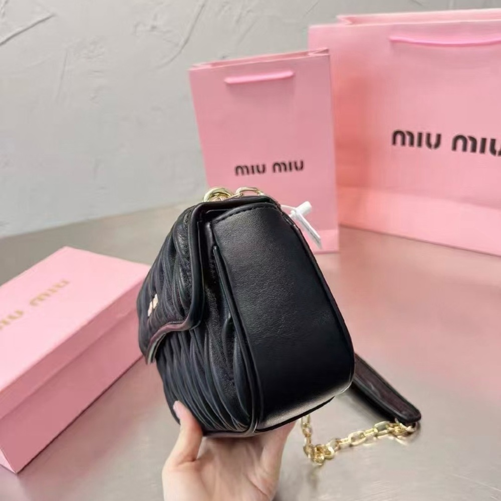 Miu Miu Classic Wrinkle Chain Bag - Picture 3 of 5